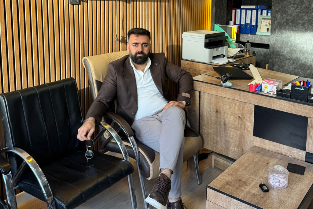 Masanın Bu Tarafında Güven Var: Ramazan Bey Ofisinden Kareler